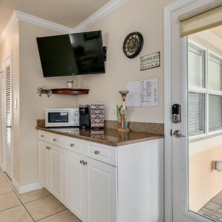 Walkable To Restaurants And Steps To The Beach! - Coconut Villa'S Suite 10 St. Pete Beach Extérieur photo